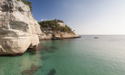 Spanien, Balearische Inseln, Menorca, Cala Mitjana, Küste und Boot - RAEF000105