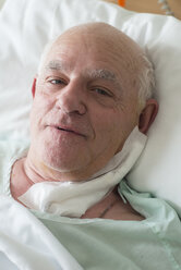 Älterer Mann erholt sich im Krankenhaus von einer Operation - RAEF000107
