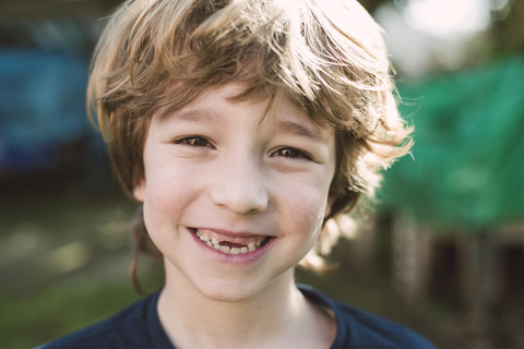 Porträt eines blonden Jungen mit einem breiten Lächeln, lizenzfreies Stockfoto