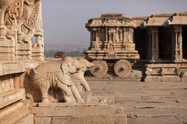 Indien, Karnataka, Steinwagen und Elefantenfiguren im Vittala-Tempel in Hampi - PCF000127