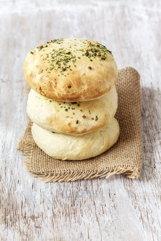 Stapel selbstgebackenes Fladenbrot mit Gewürzen, lizenzfreies Stockfoto