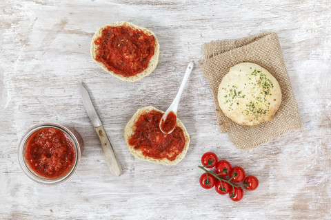 Bestreichen von selbstgebackenem Fladenbrot mit Pizzasauce, lizenzfreies Stockfoto