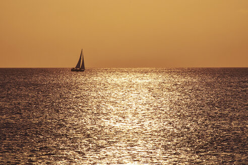 Karibik, Niederländische Antillen, Bonaire, Segelboot auf dem Meer bei Sonnenuntergang - MRF001613