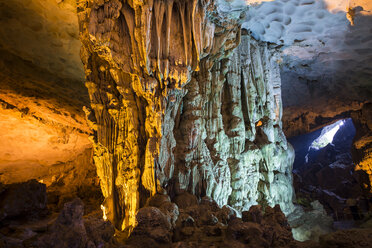 Vietnam, Halong Bay, Hang Sung Sot cave - MAD000151