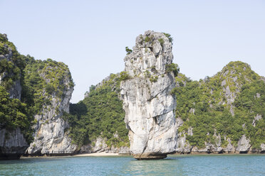 Vietnam, Halong-Bucht, bizarrer Felsen - MAD000150