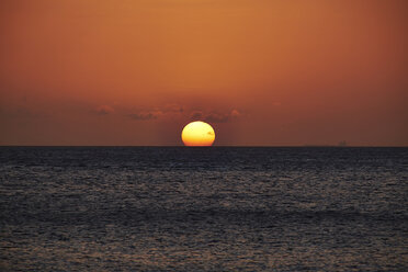 Karibik, Niederländische Antillen, Bonaire, Sonnenuntergang über dem Meer - MRF001606