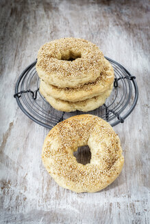 Selbstgebackene Bagels auf dem Kühlregal - EVGF001431