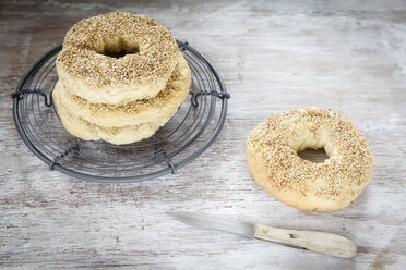 Selbstgebackene Bagels auf dem Kühlrost, Messer - EVGF001433