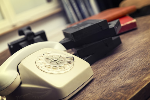 Alte Telefon- und Videokassetten, lizenzfreies Stockfoto