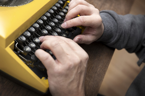 Hände, die auf einer alten Schreibmaschine tippen, lizenzfreies Stockfoto