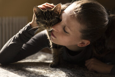 Frau kuschelt mit Katze - MIDF000243