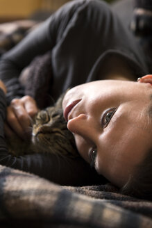 Frau kuschelt mit Katze - MIDF000244