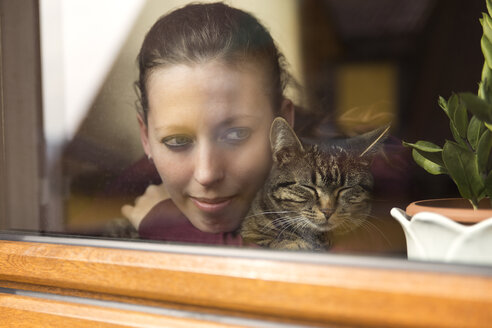 Frau und Katze am Fenster - MIDF000247
