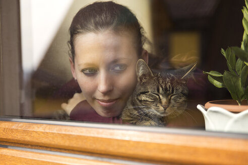 Woman and cat at the window - MIDF000247