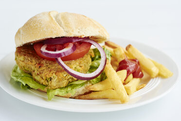 Veggi-Burger, Brokkoli, Karotten, Kichererbsen, Zwiebeln, serviert mit Pommes Frites und Ketchup - HAWF000756