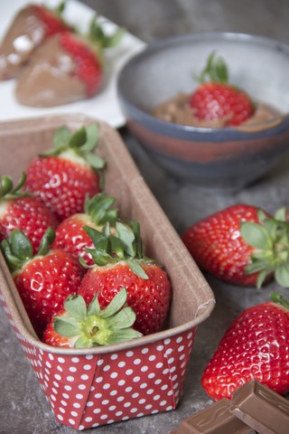 Karton mit frischen Erdbeeren und schokolierten Erdbeeren, lizenzfreies Stockfoto