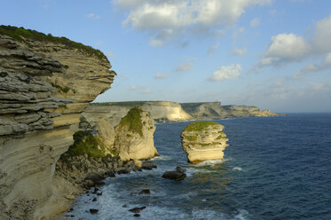 Frankreich, Korsika, Corse-du-Sud, Bonifacio, Blick auf Küste mit Kreidefelsen - LBF001099