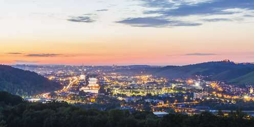 Deutschland, Baden-Württemberg, Neckartal, Fluss Neckar, Blick auf Stuttgart mit Industriegebiet am Abend - WDF003045