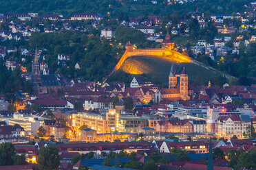 Deutschland, Baden-Württemberg, Esslingen, Blick auf das Stadtzentrum mit Schloss am Abend - WDF003046