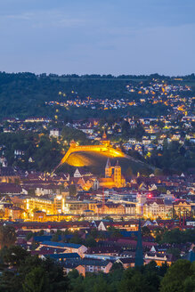 Deutschland, Baden-Württemberg, Esslingen, Blick auf das Stadtzentrum mit Schloss am Abend - WDF003048