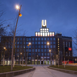 Deutschland, Nordrhein-Westfalen, Dortmund, Blick auf den Dortmunder U-Turm ehemals Dortmunder Union-Brauerei am Abend - WIF001654