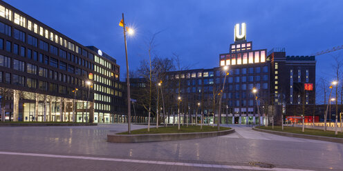 Deutschland, Nordrhein-Westfalen, Dortmund, Blick auf den Dortmunder U-Turm ehemals Dortmunder Union-Brauerei am Abend - WIF001655