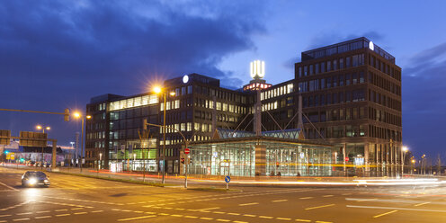 Deutschland, Nordrhein-Westfalen, Dortmund, Blick auf den Dortmunder U-Turm ehemals Dortmunder Union-Brauerei am Abend - WIF001656