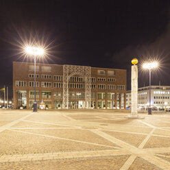 Deutschland, Dortmund, Rathaus, Platz Friedensplatz bei Nacht - WI001657