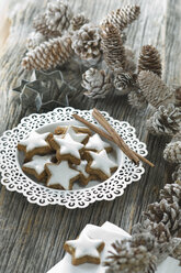 Plate of cinnamon stars and Christmas decoration - ASF005516