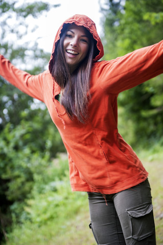 Österreich, Altenmarkt-Zauchensee, Porträt einer glücklichen jungen Frau in der Natur, lizenzfreies Stockfoto