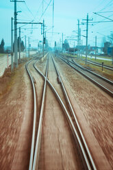 Österreich, Gleise und Kreuzungen vom fahrenden Zug aus gesehen - EJWF000726