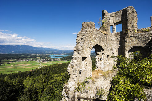 Österreich, Kärnten, Blick von einer Ruine am Faaker See - HHF005272