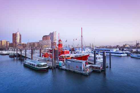 Deutschland, Hamburg, Sporthafen und Niederhafen im Abendlicht, im Hintergrund die Kehrwiederspitze - RJF000418