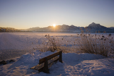 Germany, Allgaeu, East Allgaeu, near Fuessen, Lake Hopfensee in winter against the morning sun - WGF000630