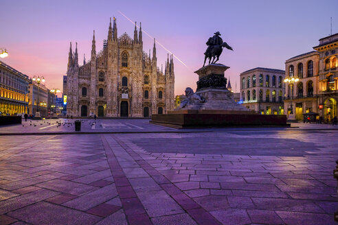 Italien, Mailand, Dom mit Reiterstandbild Vittorio Emanuele II am Morgen - HAMF000013