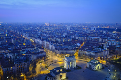 Italien, Mailand, Stadtbild mit Arco della Pace am Abend, lizenzfreies Stockfoto