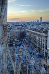 Italien, Mailand, Blick von der Kathedrale auf das städtische Bauprojekt Stadtleben - HAMF000026