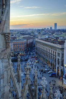 Italien, Mailand, Blick von der Kathedrale auf das städtische Bauprojekt Stadtleben - HAMF000026