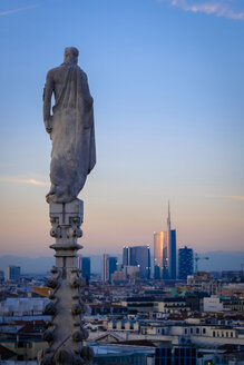 Italien, Mailand, Blick vom Dach der Kuppel mit Statue auf das Finanzviertel mit dem Uni Credit-Wolkenkratzer - HAMF000027