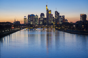 Deutschland, Frankfurt, Main mit Ignatz-Bubis-Brücke, Skyline des Finanzviertels im Hintergrund - JWAF000269