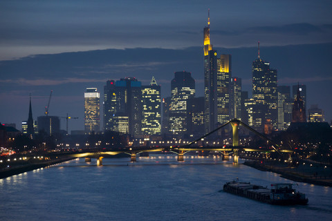 Deutschland, Frankfurt, Main mit Ignatz-Bubis-Brücke, Skyline des Finanzviertels im Hintergrund, lizenzfreies Stockfoto