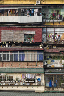 Vietnam, Hanoi, typisches Haus mit Balkonen - MAD000153