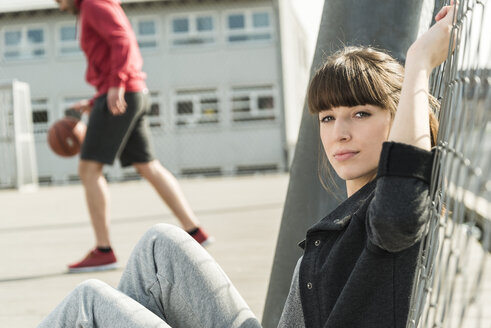 Junge Frau auf Sportplatz, Porträt - UUF003839