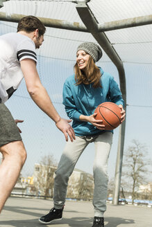 Pärchen spielt Basketball - UUF003840