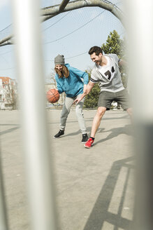 Pärchen spielt Basketball - UUF003841