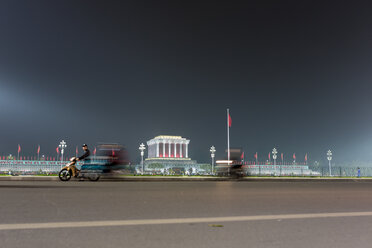 Vietnam, Ho Chi Minh Mausoleum bei Nacht - MAD000154