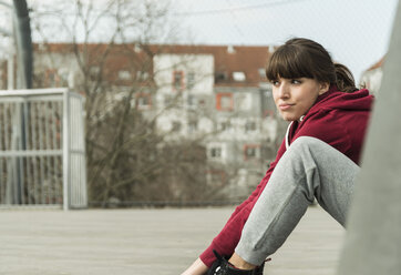 Porträt einer jungen Frau auf einem Sportplatz - UUF003850