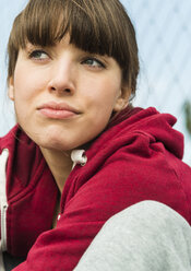 Porträt einer jungen Frau auf einem Sportplatz - UUF003851