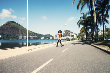 Brasilien, Rio de Janeiro, Inline-Skaterin auf asphaltierter Straße - JUBF000010