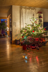 Geschmückter Weihnachtsbaum in einem Wohnzimmer - SARF001621